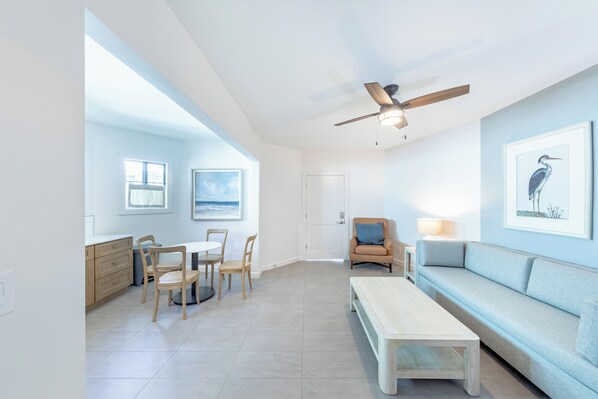 Apartment, 1 King Bed with Sofa bed, Kitchen | In-room dining