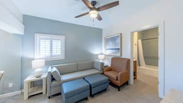 Deluxe-Suite, 1 King-Bett und Schlafsofa, Kochnische | Wohnzimmer