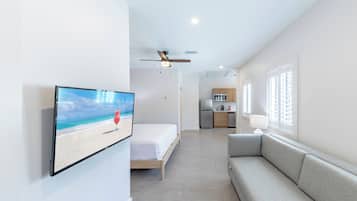 Deluxe Studio, 1 King Bed, Kitchenette