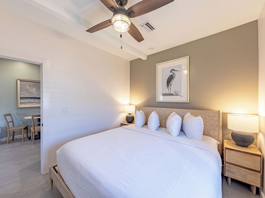 Deluxe suite, 1 kingsize bed met slaapbank, kitchenette | Donsdekens, individueel gedecoreerd, individueel gemeubileerd