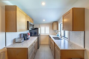 Deluxe-studiolejlighed - 1 queensize-seng - tekøkken | Privat tekøkken | Mikrobølgeovn, kaffe-/temaskine, Servietter