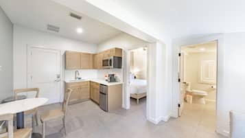 Phòng Suite Deluxe, 1 giường cỡ king và sofa giường, bếp nhỏ | Chăn bông, trang trí khác biệt