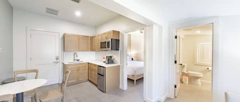 Suite Deluxe, 1 trÚs grand lit et 1 canapé-lit, coin cuisine | Couette en duvet d'oie, décoration personnalisée