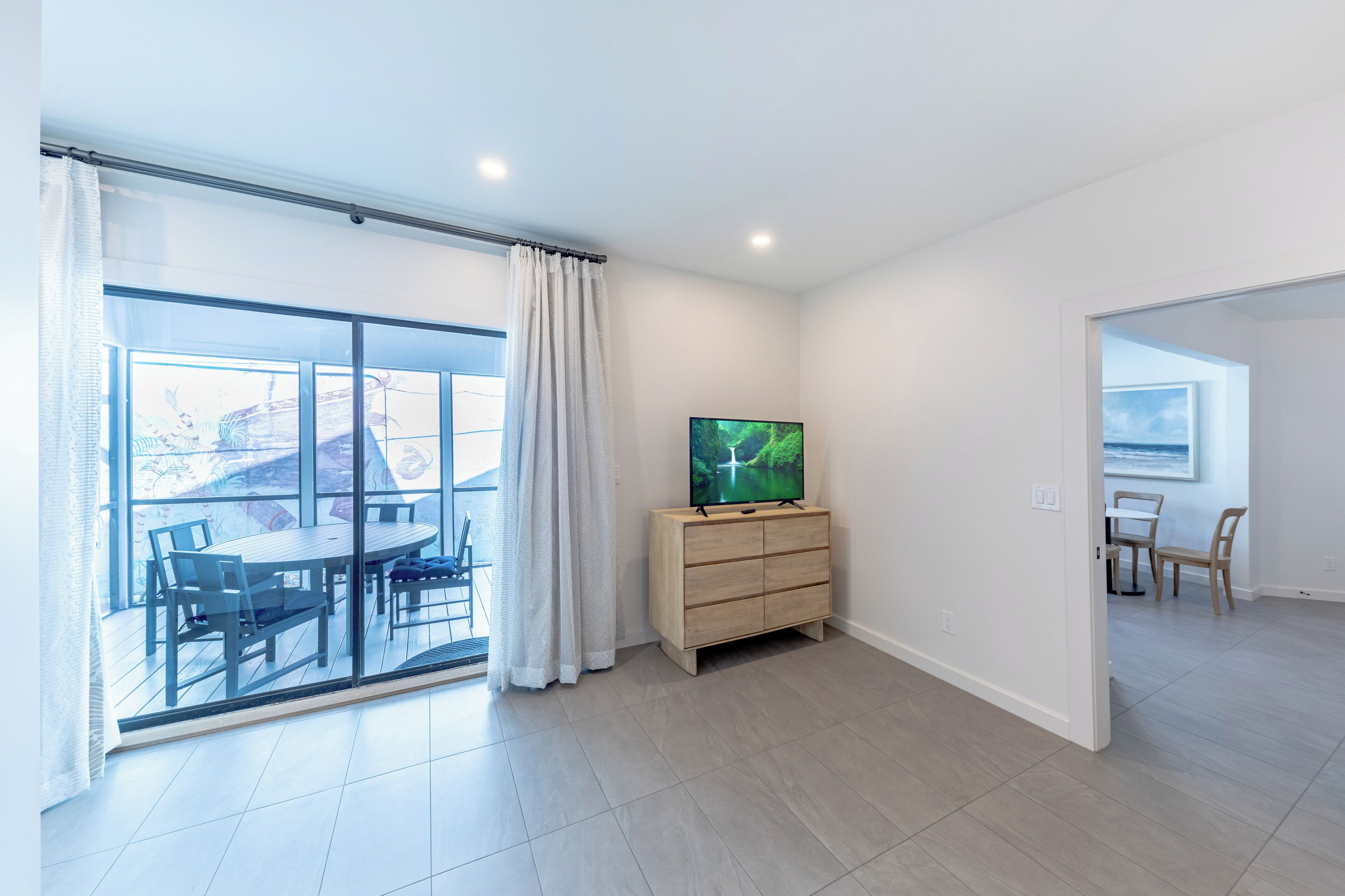 アパートメント キングベッド 1 台ソファーベッド付き キッチン | リビング エリア | 39 インチの薄型テレビ (衛星放送視聴可)、テレビ