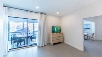 Departamento, 1 cama King size y sofá cama, cocina | Área de sala de estar | Televisión de pantalla plana de 39 pulgadas con canales vía satélite