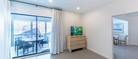 Lägenhet - 1 kingsize-säng med bäddsoffa - kök | Vardagsrum | 39-tums platt-tv med satellitkanaler och tv