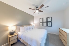 Suíte luxo, 1 cama King e sofá-cama, cozinha americana | Edredons de pluma, individualmente decorados, individualmente mobiliados