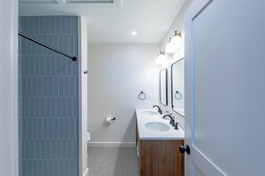 Suite Deluxe, 1 trÚs grand lit et 1 canapé-lit, cuisinette | Salle de bain | Articles de toilette (gratuits), séchoir à cheveux, serviettes fournies