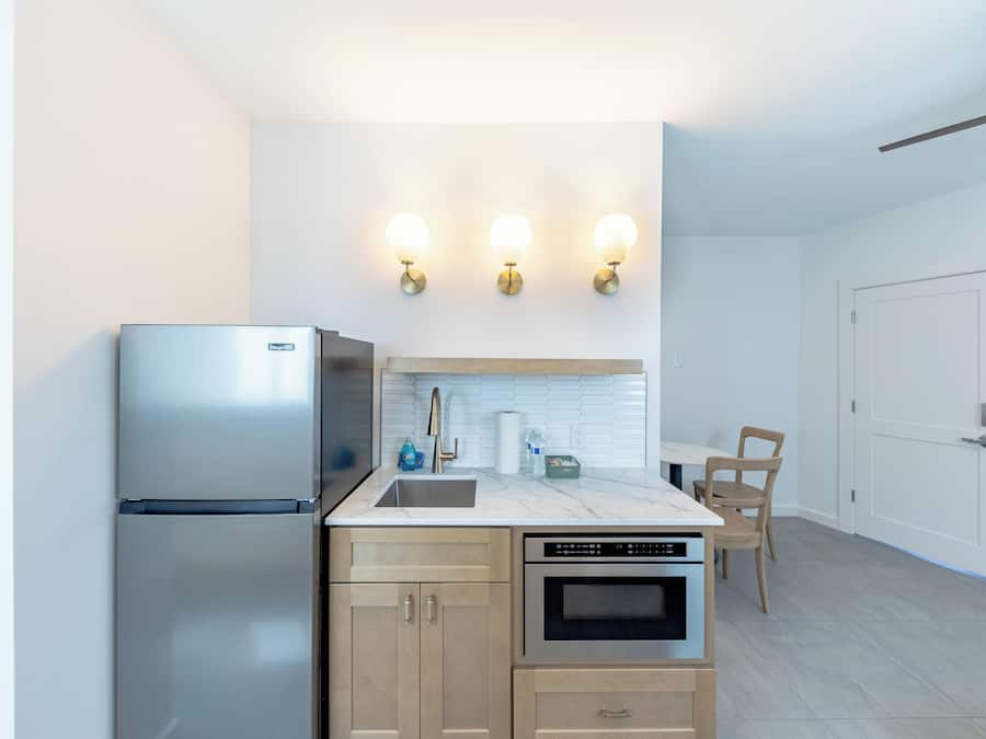 Deluxe Suite, 1 King Bed with Sofa bed, Kitchenette | Private kitchenette | Full-size fridge, microwave, coffee/tea maker, toaster