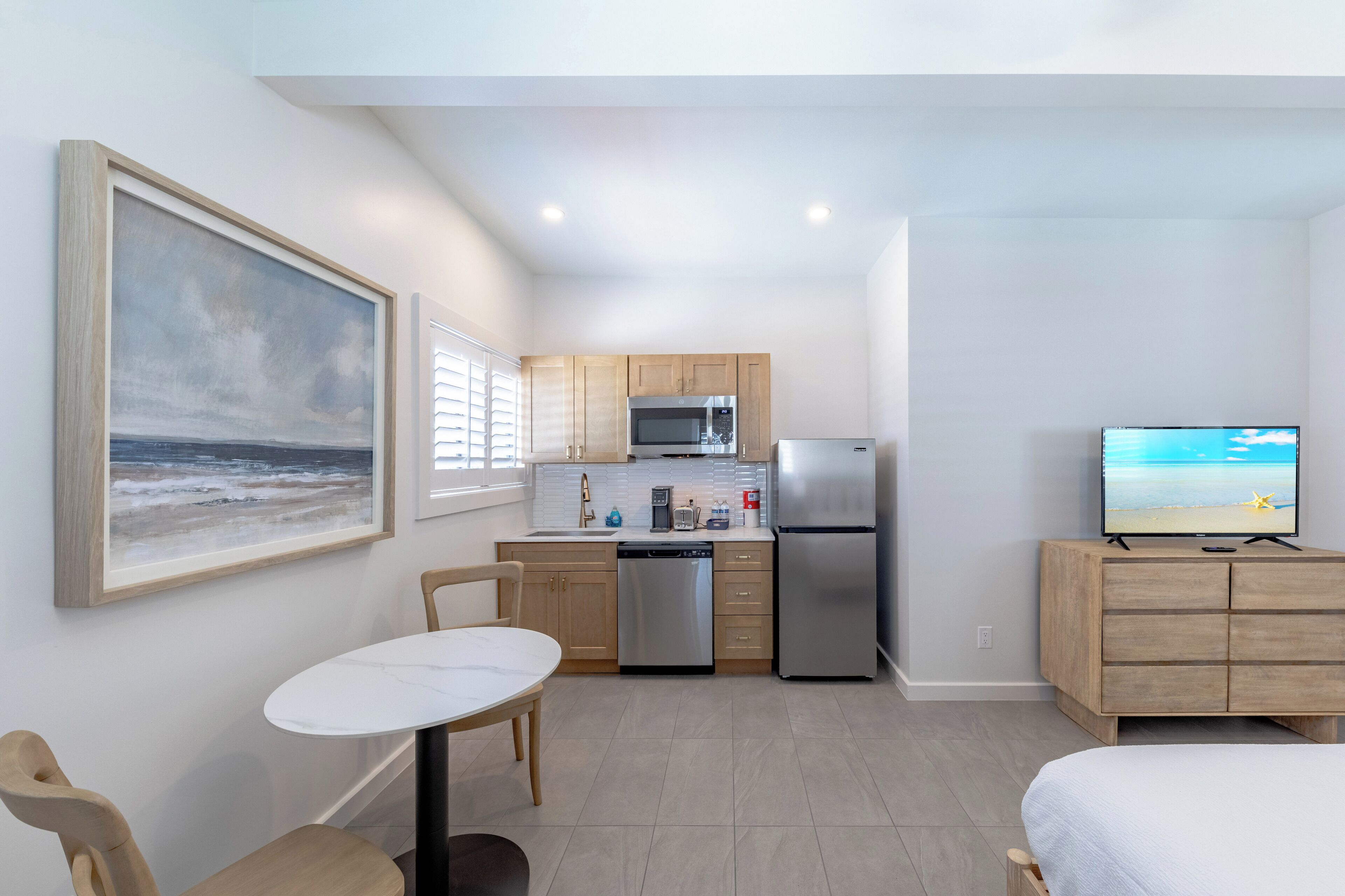 Deluxe Studio, 1 King Bed, Kitchenette | Down comforters, individually decorated, individually furnished