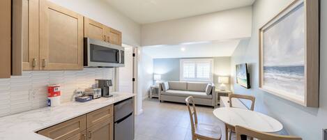 Suite – deluxe, 1 kingsize-seng med sovesofa, tekjøkken | Eget tekjøkken | Mikrobølgeovn, kaffetrakter/tekoker og papirhåndklær