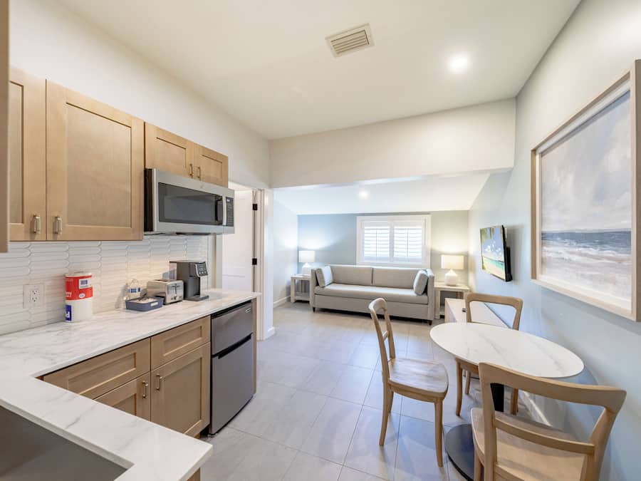 Suite – deluxe, 1 kingsize-seng med sovesofa, tekjøkken | Eget tekjøkken | Mikrobølgeovn, kaffetrakter/tekoker og papirhåndklær