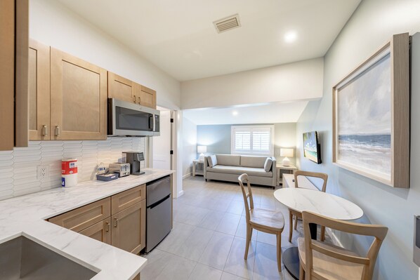 Deluxe Suite, 1 Bedroom, Kitchenette | Private kitchenette