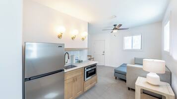 华丽套房, 1 张特大床和 1 张沙发床, 简易厨房 | 私人简易厨房 | 微波炉、茶具/咖啡用具、纸巾