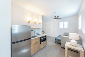 Suíte luxo, 1 cama King e sofá-cama, cozinha americana | Cozinha americana privada | Micro-ondas, cafeteira/chaleira, toalhas de papel