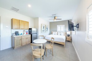 Deluxe Studio, 1 King Bed, Kitchenette