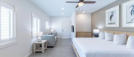 Deluxe Studio, 1 King Bed, Kitchenette