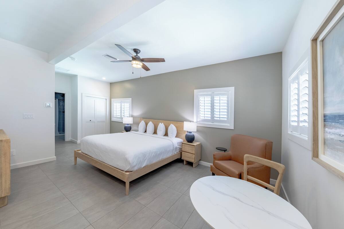 Deluxe Studio, 1 King Bed, Kitchenette | Down comforters, individually decorated, individually furnished