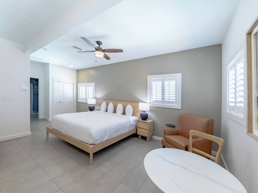 Estudi Deluxe, 1 llit de matrimoni gran, cuina bàsica | Cobrellits, decoració individual i mobiliari individual