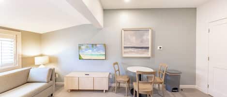 Suite Deluxe, 1 très grand lit et 1 canapé-lit, coin cuisine | Restauration dans la chambre