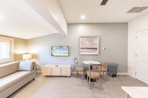 Deluxe suite, 1 kingsize bed met slaapbank, kitchenette | Dineren in de kamer