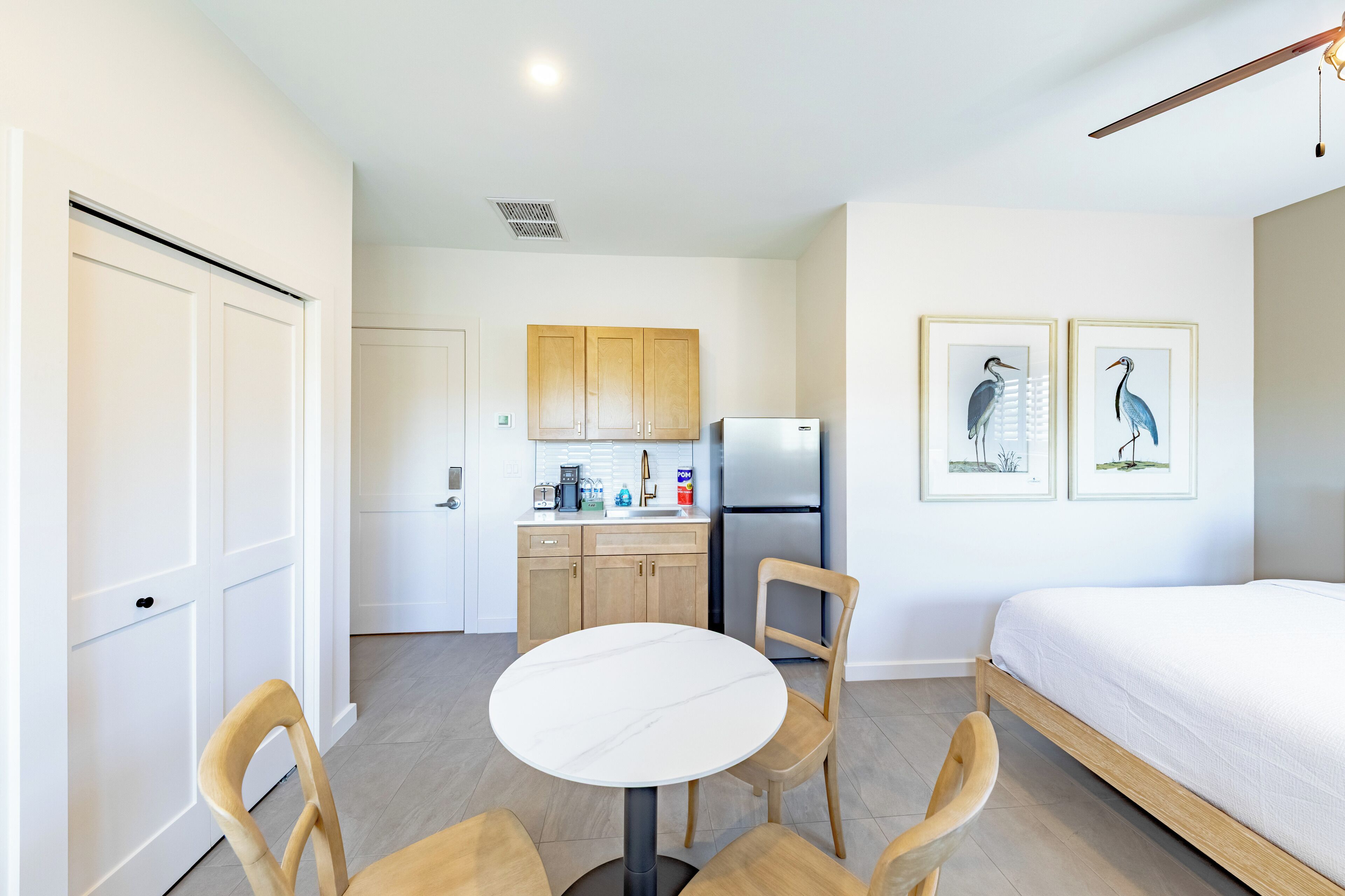 Estúdio luxo, 1 cama King, cozinha americana | Edredons de pluma, individualmente decorados, individualmente mobiliados