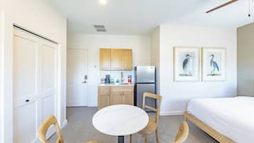 Estúdio luxo, 1 cama King, cozinha americana | Edredons de pluma, individualmente decorados, individualmente mobiliados