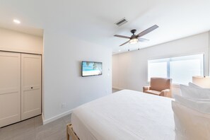 Suite Deluxe, 1 cama King size y sofá cama, cocineta | Edredón, decoración personalizada y muebles diferentes 