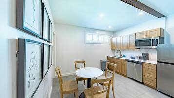 Suite Deluxe, 1 letto king con divano letto, angolo cottura | Pasti in camera