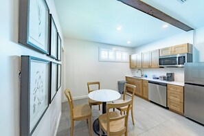 Deluxe Suite, 1 King Bed with Sofa bed, Kitchenette | In-room dining - The Palmetto Inn (Boca Grande)