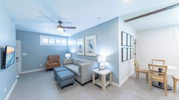 Suite Deluks, 1 Tempat Tidur King dengan tempat tidur Sofa, dapur kecil | Selimut bulu angsa dan didekorasi berbeda-beda