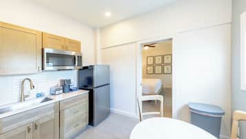 Suite – deluxe, 1 kingsize-seng med sovesofa, tekjøkken | Eget tekjøkken | Mikrobølgeovn, kaffetrakter/tekoker og papirhåndklær