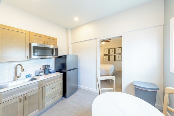 Deluxe Suite, 1 King Bed with Sofa bed, Kitchenette | Private kitchenette | Microwave, coffee/tea maker, paper towels - The Palmetto Inn (Boca Grande)