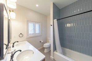 Suite Deluxe, 1 trÚs grand lit et 1 canapé-lit, cuisinette | Salle de bain | Articles de toilette (gratuits), séchoir à cheveux, serviettes fournies