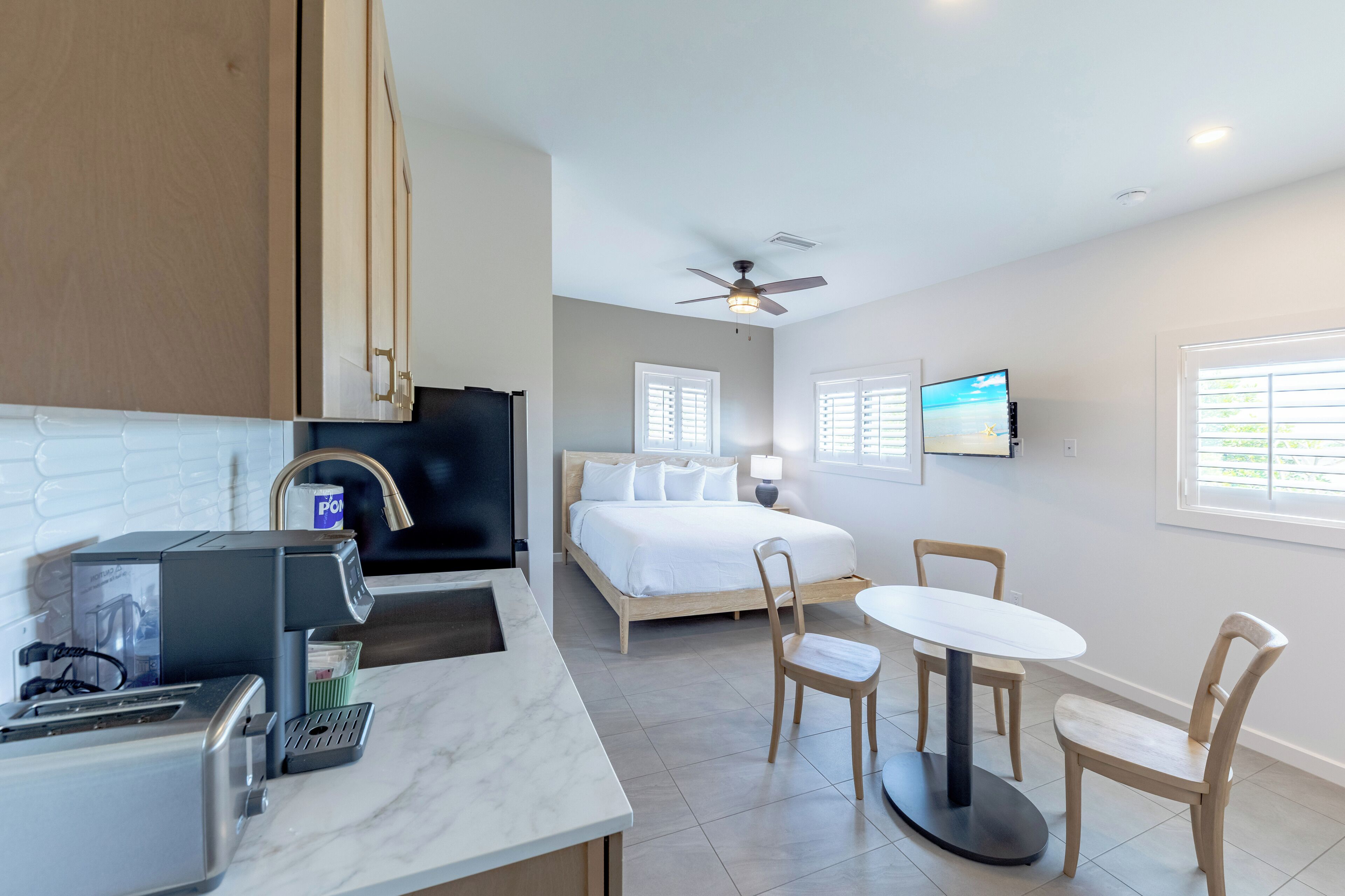 Deluxe Studio, 1 King Bed, Kitchenette | Private kitchenette | Microwave, coffee/tea maker, paper towels