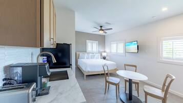 Deluxe Studio, 1 King Bed, Kitchenette | Private kitchenette | Microwave, coffee/tea maker, paper towels
