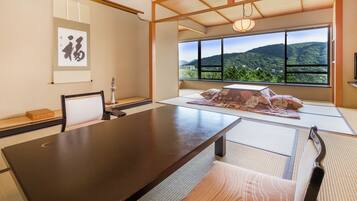 Deluxe Room, Smoking, Lake View (TYPE 4, Japanese Style) | Gebar bulu kapas, bar mini, peti besi dalam bilik, meja