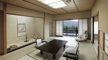 TYPE 3 Superior Japanese Room / Mountain View / Smoking (proxy reservation unavailable) | Down duvets, minibar, in-room safe, desk