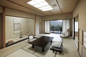 TYPE 3 和室12畳＋６畳 / 月見棟 / 喫煙可 (代理予約不可) | 羽毛の掛け布団、ミニバー、セーフティボックス (室内)、デスク