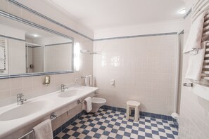 A bathroom with two sinks, a toilet, and a shower. - Monte Croce Hotel Kreuzberg (Sesto)