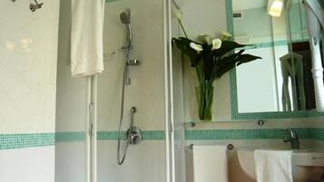 Quarto casal standard de uso individual | Banheiro | Chuveiro, produtos de toalete grátis, secador de cabelo