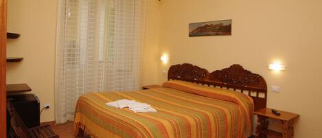 Standaard tweepersoonskamer | Hypoallergeen beddengoed, een minibar, een kluis op de kamer