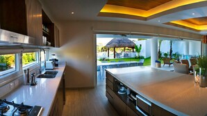 Coffee/tea maker, fridge, microwave, oven - 5 Bedrooms Luxury Caleta House by Homing Bird (Puerto Aventuras)