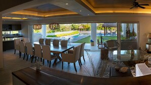 42-inch flat-screen TV with cable channels, TV - 5 Bedrooms Luxury Caleta House by Homing Bird (Puerto Aventuras)