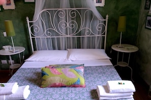 Individually decorated, desk, free cribs/infant beds, free WiFi