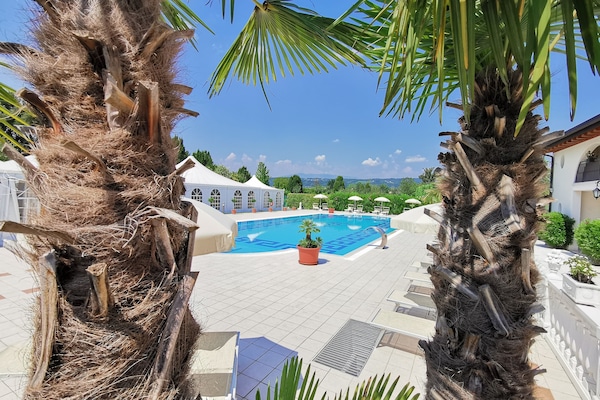 AuĂenpool (je nach Saison geöffnet), Sonnenschirme, LiegestĂŒhle