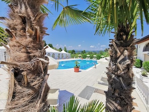 Seasonal outdoor pool, open 7:00 AM to 9:00 PM, pool umbrellas - Villa Serena Agriturismo (Montebelluna)