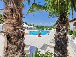 Una piscina al aire libre de temporada (de 07:00 a 21:00), sombrillas