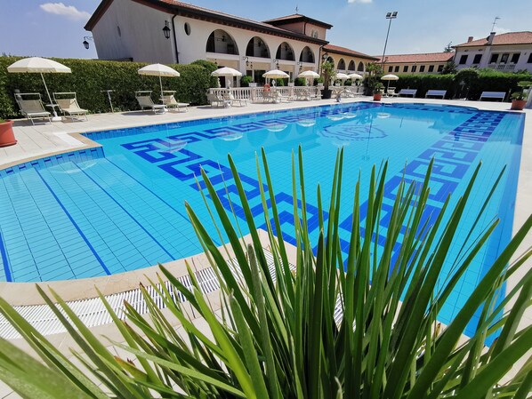 Una piscina al aire libre de temporada (de 07:00 a 21:00), sombrillas