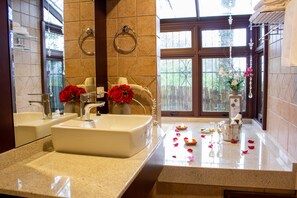 Chalé do Vale | Bathroom | Shower, free toiletries, hair dryer, towels